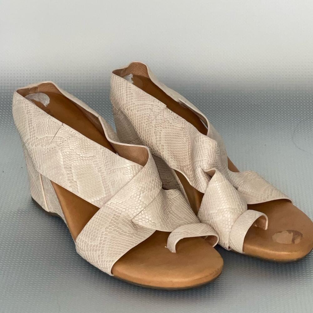 Gentle Souls By Kenneth Cole Inna Wedge Blush Reptile Embossed Toe Loop Size 7.5